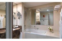 2 Bed Room Suite Bathroom at the Park Regis Kris Kin Hotel, Dubai 2 Bed Room Suite Bathroom at the Park Regis Kris Kin Hotel, Dubai